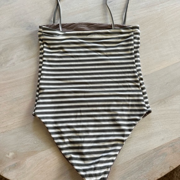 ✖️[SOLD]✖️ ACACIA SWIM - Picture 4 of 4